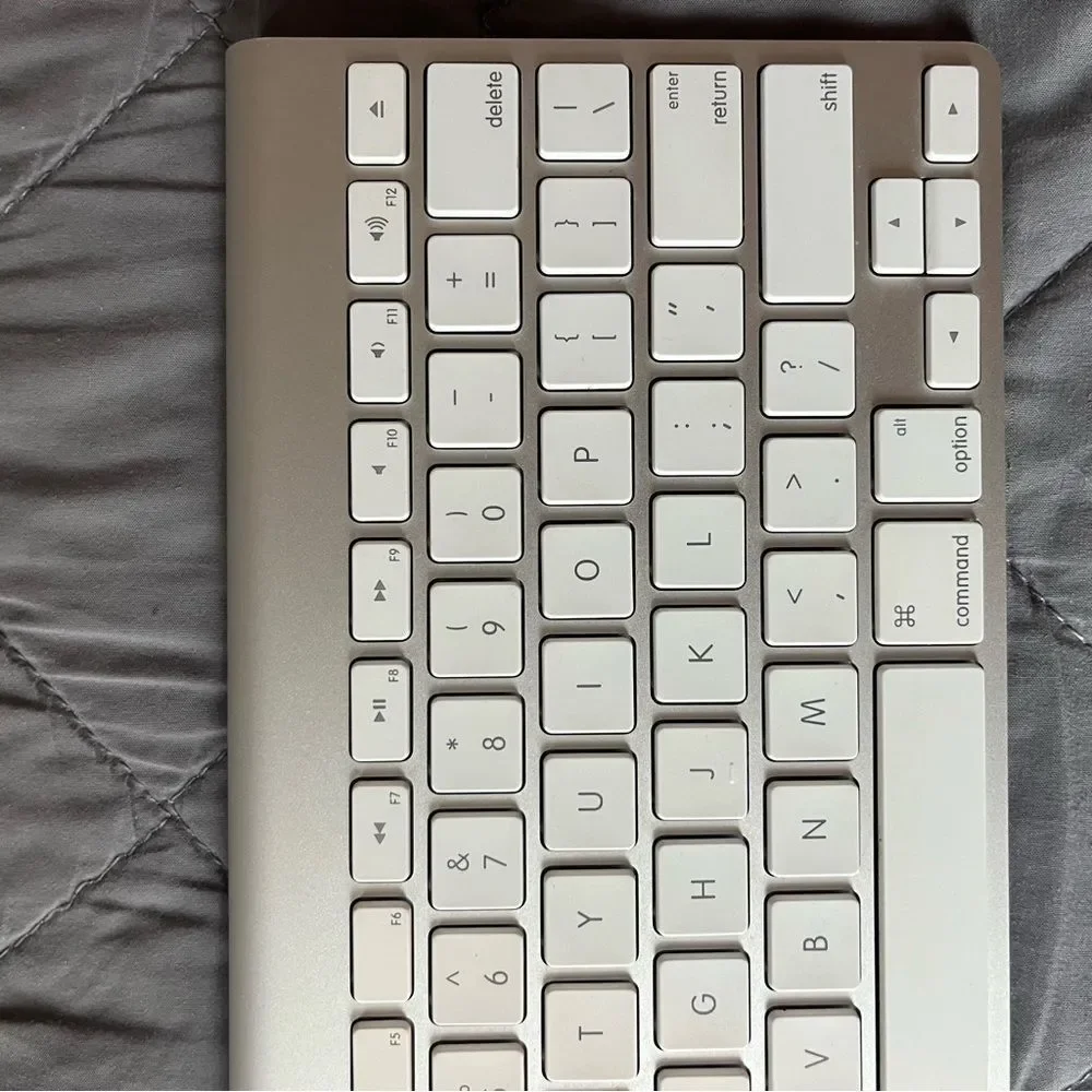 Apple Magic Keyboard A1314 Wireless Bluetooth Aluminum Compact